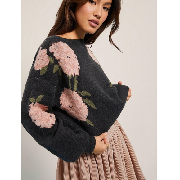 Roses Print Grey Knit Round Neck Long Sleeve Pullover Sweater - Picture 1 of 6